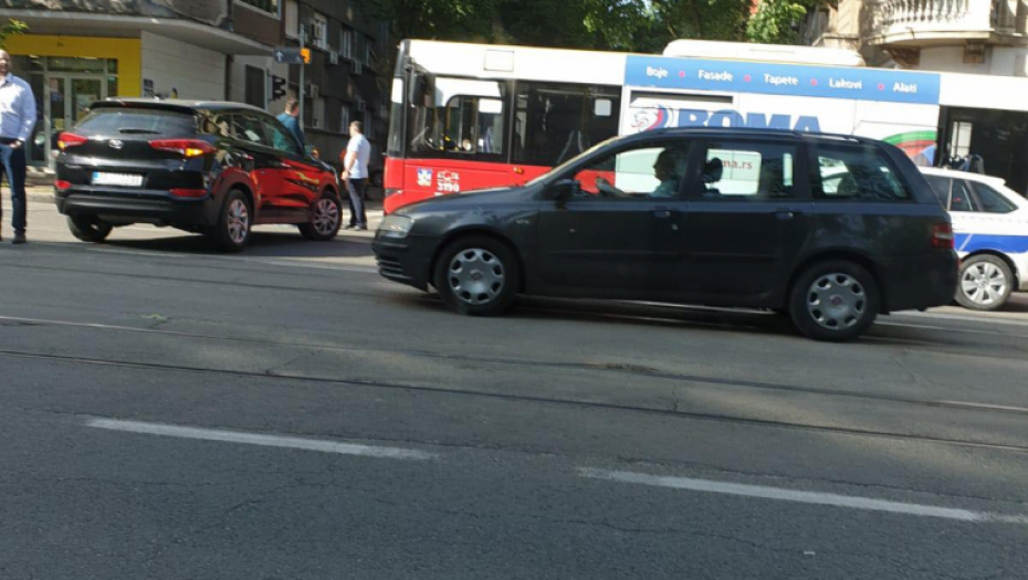 SUDAR NA BULEVARU! Pokušao da skrene pre autobusa, čuo se jeziv udarac! (FOTO)