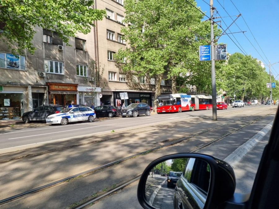 SUDAR NA BULEVARU! Pokušao da skrene pre autobusa, čuo se jeziv udarac! (FOTO)