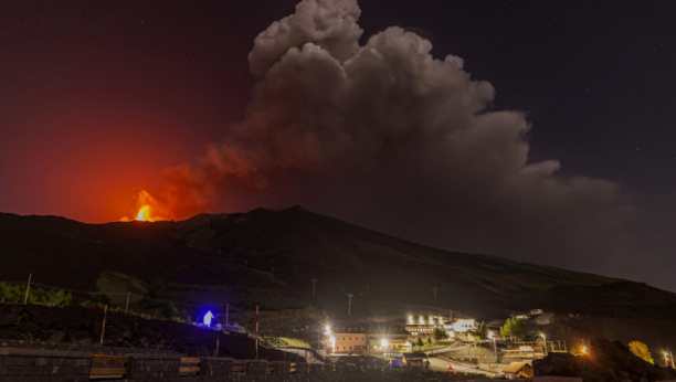 UPALJEN CRVENI ALARM! Snažna erupcija vulkana, oblak se vidi iz svemira!