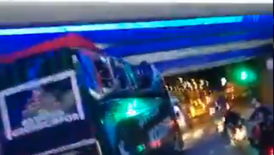 UZNEMIRUJUĆE! Slavlje ga umalo koštalo života, fudbaler ispao iz autobusa! (VIDEO)