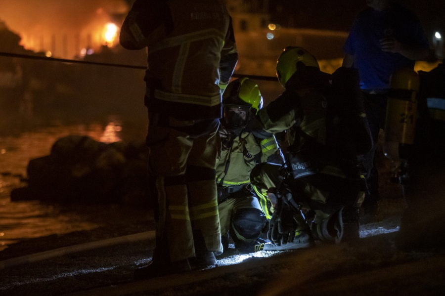 STRAVIČAN POŽAR U SPLITU! Gore luksuzne jahte: Kuvali su večeru na brodu, i onda... (VIDEO)