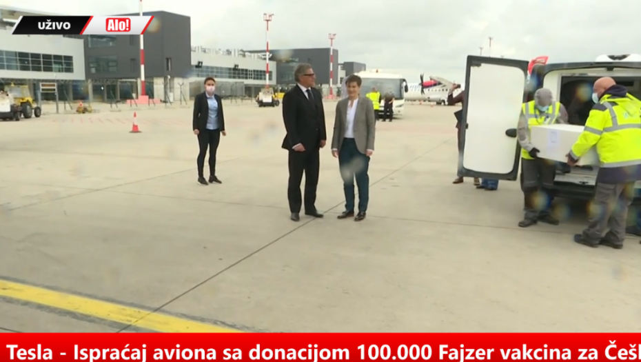 PREMIJERKA BRNABIĆ ISPRATILA AVION SA VELIKOM DONACIJOM 100.000 Fajzer vakcina na poklon građanima Češke od Srbije (VIDEO)