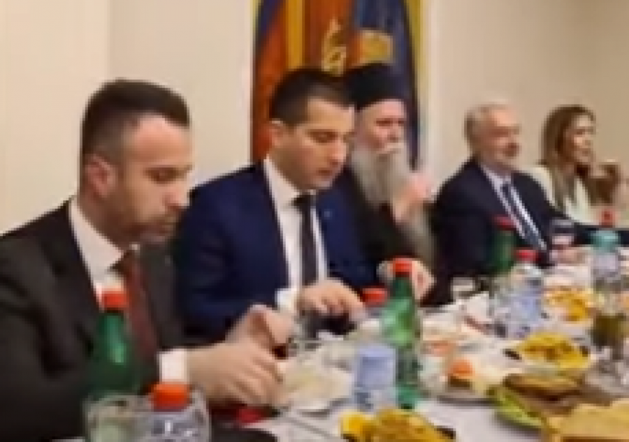 VESELI SE, SRPSKI RODE Pogledajte atmosferu na večeri kod mitropolita Joanikija! (VIDEO)