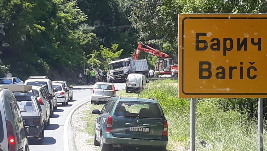 BLOKIRAN PUT OBRENOVAC-BEOGRAD Kamion sleteo u kanal, policija zaustavila saobraćaj (FOTO/VIDEO)