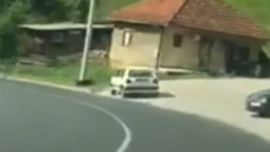 JOŠ JEDAN SNIMAK DIVLJAČKE VOŽNJE: "Golf 2" krivudao po putu, a onda je završio u dvorištu kuće (VIDEO)