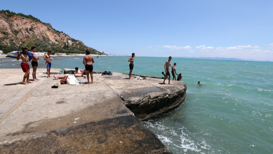 PANIKA Zbog smrti bogatog Grka i propasti njegove turističke agencije ispaštaju naši turisti: Stotine Srba izvisilo za letovanje