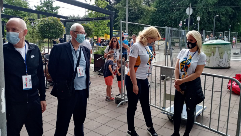 DARIJA KISIĆ NA BEOGRADSKOM MARATONU Navikli smo da je viđamo u elegantnim kombinacijama, ali je danas ministarka odnela pobedu (FOTO)