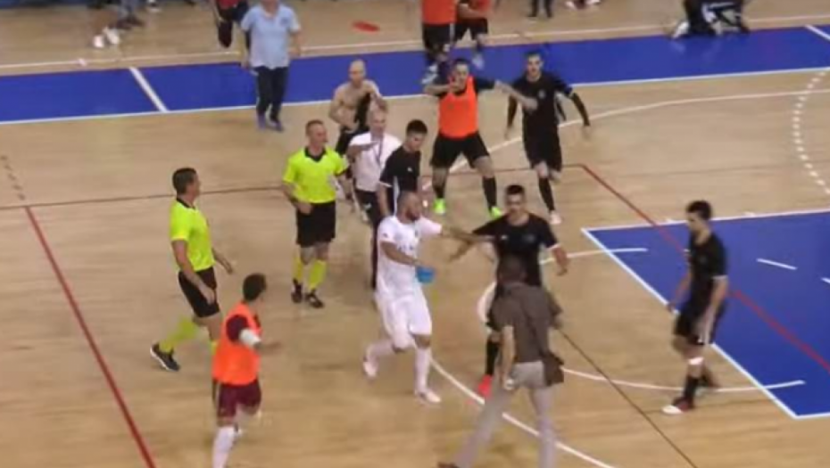 SEVALE PESNICE! Skandal na futsal meču za titulu, pao je i nokaut! (VIDEO)