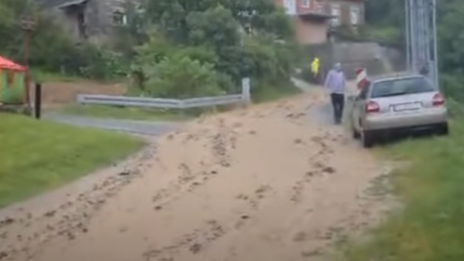 STRAVIČNA POPLAVA U POŽEGI Voda nosi sve pred sobom, dvorišta prepuna mulja! (VIDEO)