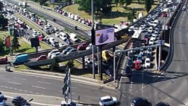 LANČANI SUDAR NA DUŠANOVCU Kolaps na auto-putu, velika gužva od Laste do Gazele