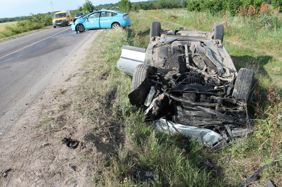 STRAVIČAN UDES KOD NIŠA! Potoro povređenih, među njima i dete! Pasat odleteo u jarak! (FOTO)