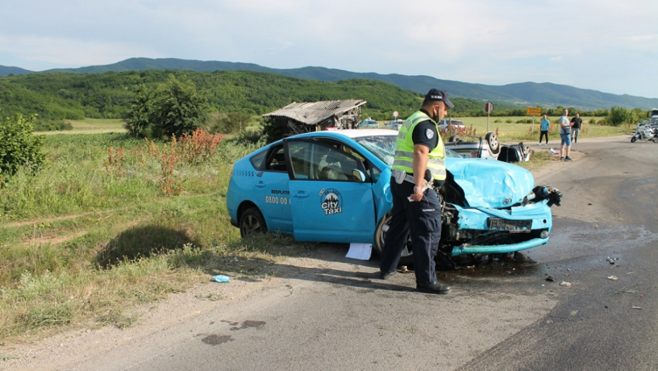 STRAVIČAN UDES KOD NIŠA! Potoro povređenih, među njima i dete! Pasat odleteo u jarak! (FOTO)