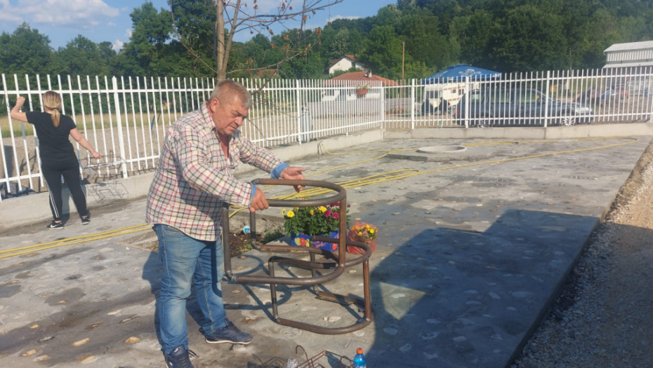 RADE HRAM IH JE PRVO SAHRANJIVAO Sada je odlučio da ih ljulja! Najveća ljuljaška u Evropi montira se u Kraljevu