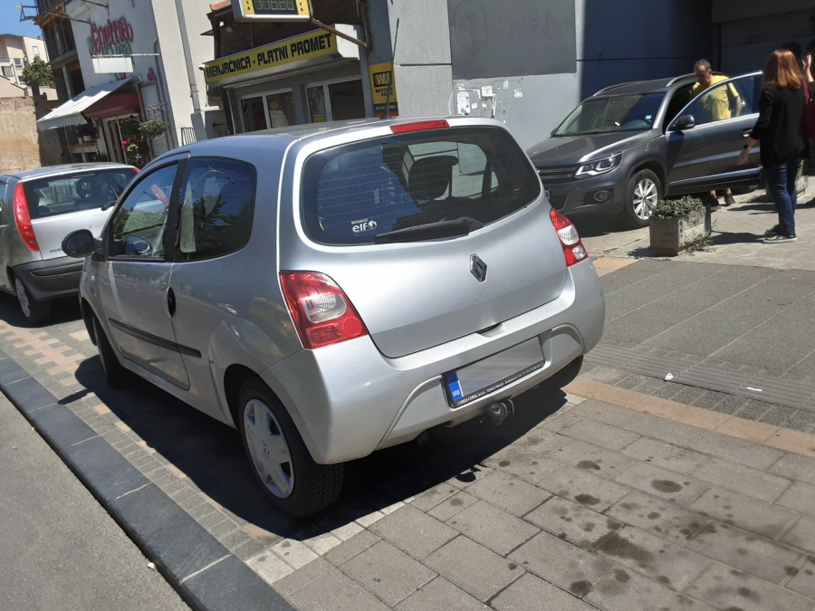 Blokirala celu zgradu automobilom i traži oslobađanje