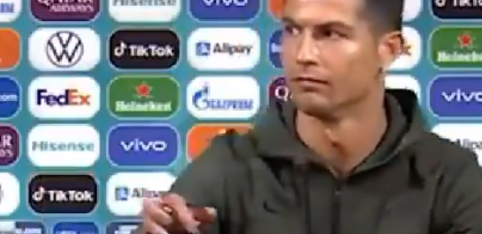 RONALDO NAPRAVIO HAOS NA KONFERENCIJI! Portugalac se razbesneo kada je video šta je na stolu, odmah je reagovao i poručio: Pijte vodu!