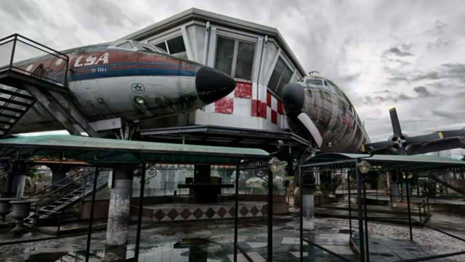 PREGAZILO GA VREME: Nekada pun raskoši, a sada je napušteni avionski restoran! (VIDEO)