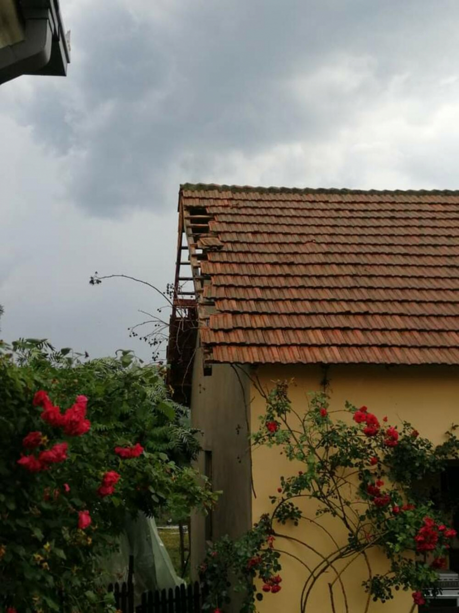 ŽESTOKO NEVREME U ŠUMADIJI! Vetar lomio grane i skidao crepove sa kuća (FOTO)