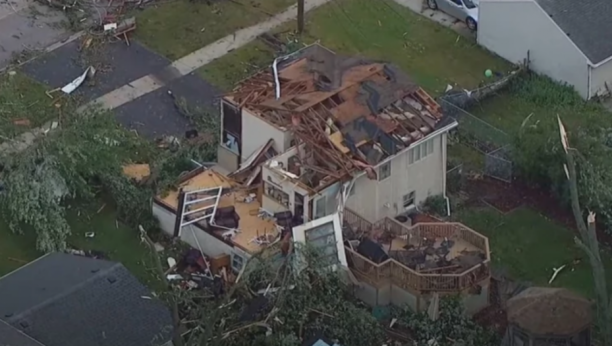 TORNADO PROTUTNJAO ČIKAGOM Naselja u ruševinama, mnogi ostali bez struje, a nekoliko ljudi je hitno prevezeno u bolnicu (VIDEO)