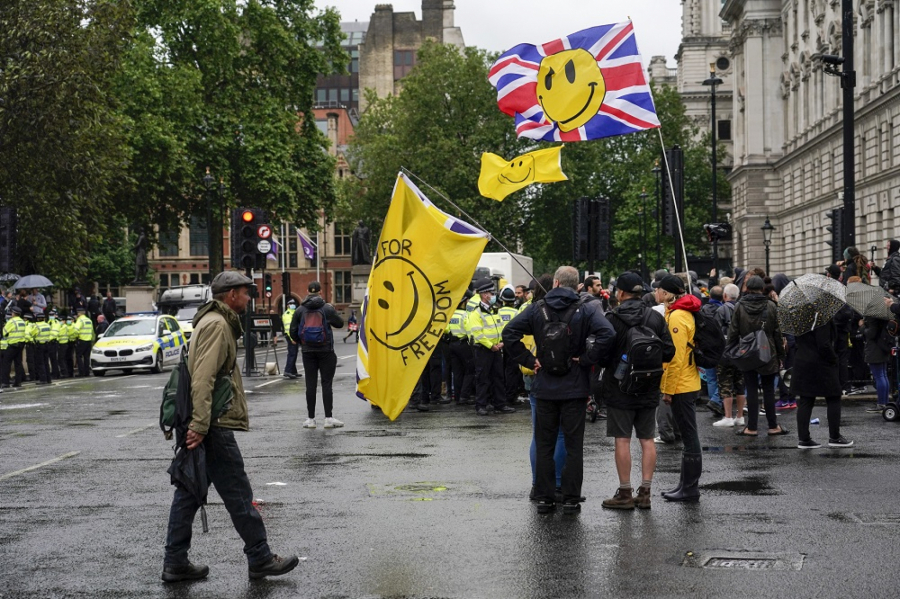 OPŠTI RAT NA ULICAMA LONDONA! Sukob policije i demonstranata zbog odloženog ukidanja mera!