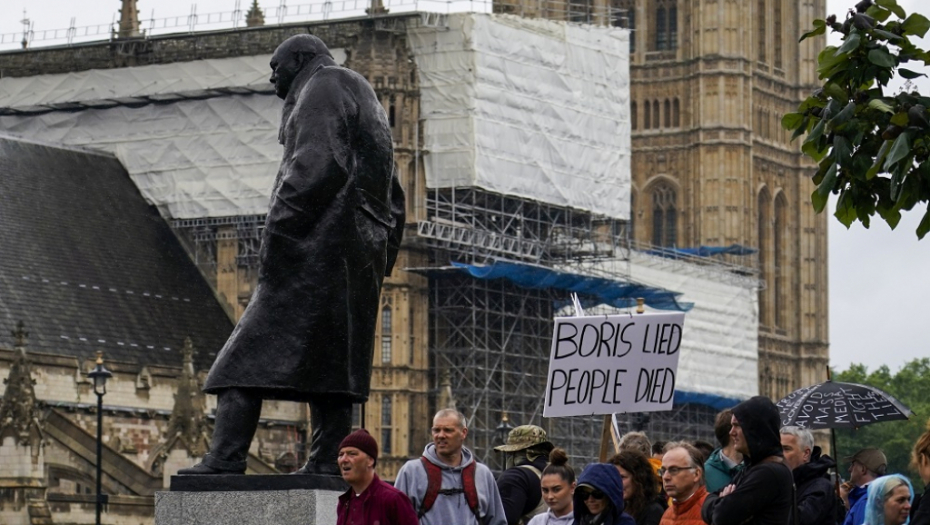 OPŠTI RAT NA ULICAMA LONDONA! Sukob policije i demonstranata zbog odloženog ukidanja mera!