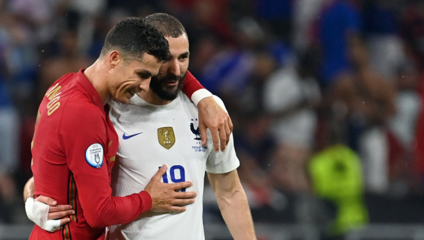 POŠTOVANJE PRE SVEGA! Pogledajte šta su Benzema i Ronaldo uradili nakon odigranog prvog poluvremena! (FOTO)