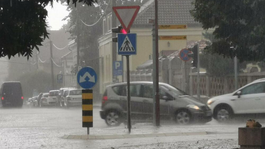 NEVREME PONOVO PARALISALO ČAČAK Jak grad zabeleo ulice, led može da se skuplja lopatama! (FOTO/VIDEO)