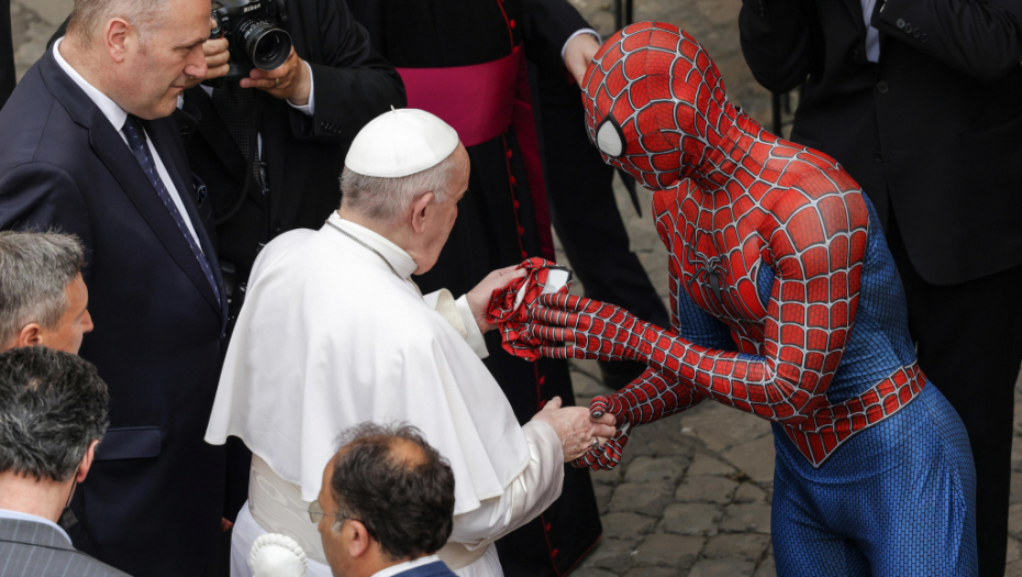 NEOBIČNO I LEPO: Papa se fotografisao sa Spajdermenom (VIDEO)