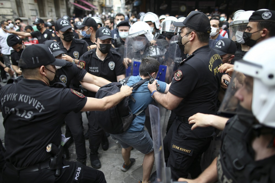 HAOS U ISTANBULU! Pokušali da naprave Paradu ponosa, Erdogan poslao borbene jedinice sa suzavcem!