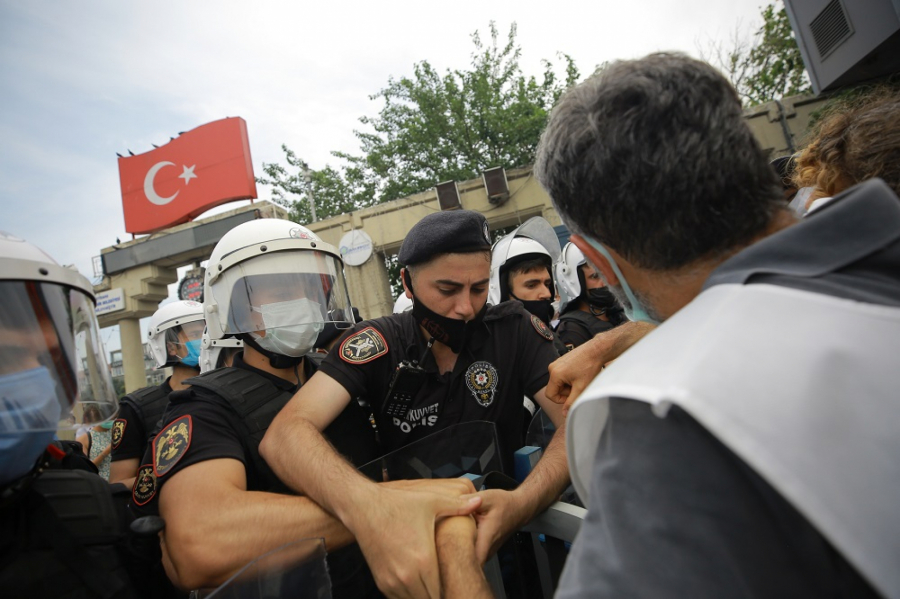 HAOS U ISTANBULU! Pokušali da naprave Paradu ponosa, Erdogan poslao borbene jedinice sa suzavcem!