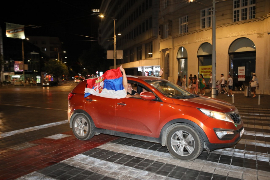 VREME SLAVLJA! Beograđani izašli na ulice! (FOTO)