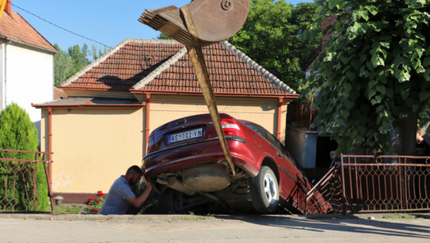 NEVIĐENI PRIZOR U RAČI Dejanu “vektrom” uleteo u dvorište, kada su videli vozača počeli da se krste! (FOTO)