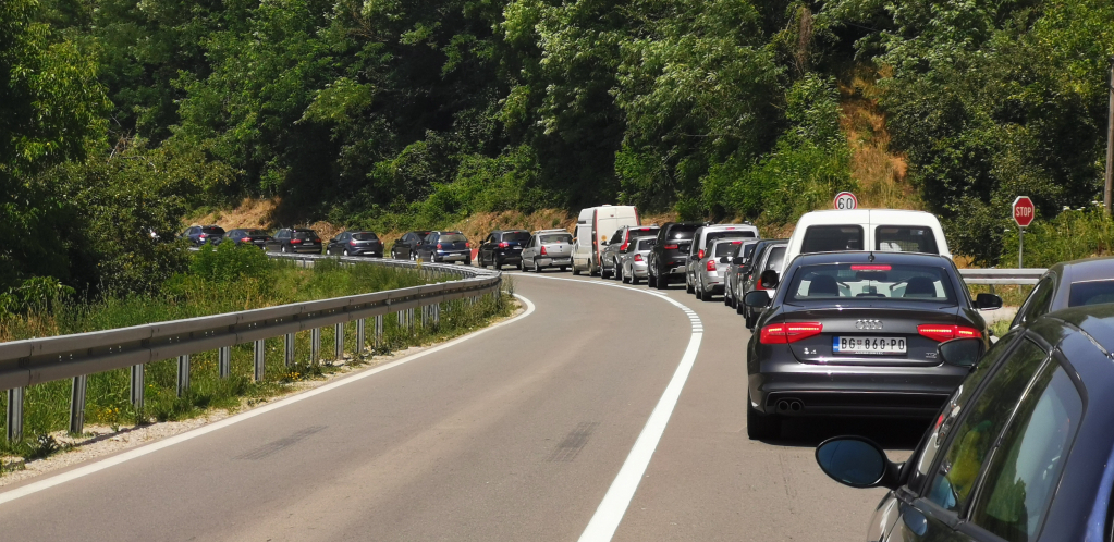 TEŽAK SUDAR KOD ČAČKA: Automobil preticao autobus pa izazvao sudar, među povređenima deca (VIDEO)