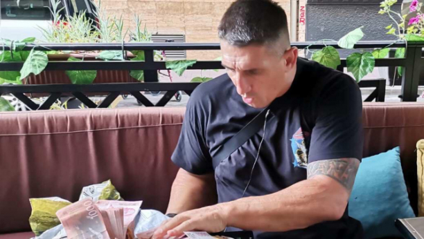 KOME SE DOKAZUJE?! Kristijan usred Beograda baca novac i bahati se nikad strašnije, prolaznici u neverici šta vide! (FOTO/VIDEO)