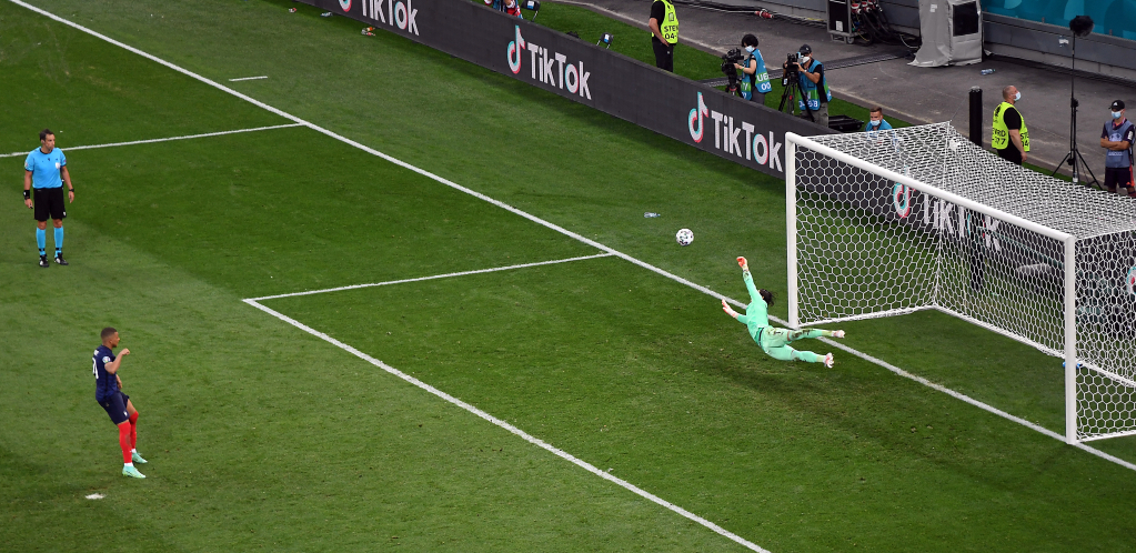 DA LI ĆE UEFA DA PROMENI ODLUKU Francuzi traže ponavljanje meča sa Švajcarskom!