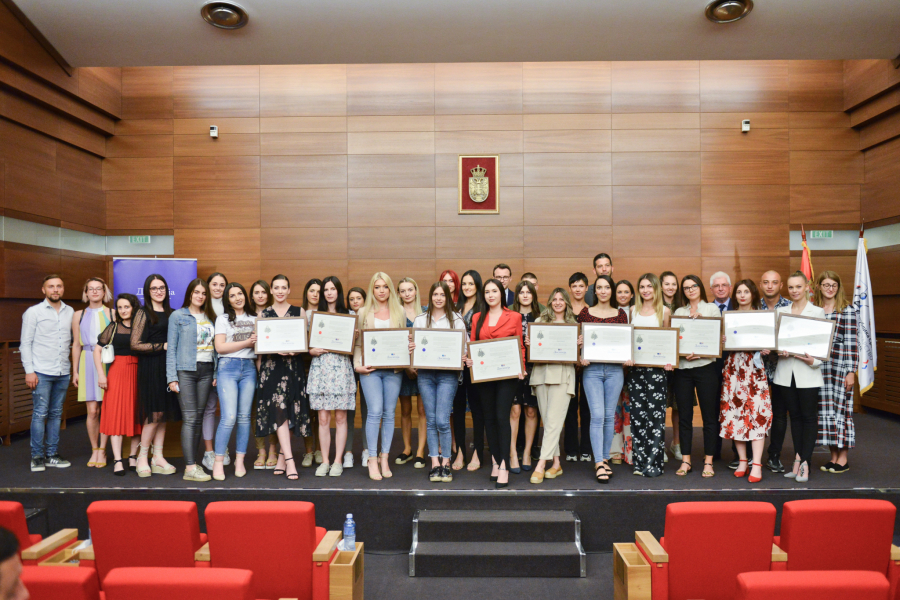 NIKADA ME NEĆE SPREČITI DA BRINEM O SRBIMA U JUŽNOJ POKRAJINI! Pošto su prištinske vlasti zabranile Udovičiću ulazak na KiM, ministar se ipak sastao sa studentima i dodelio im stipendije