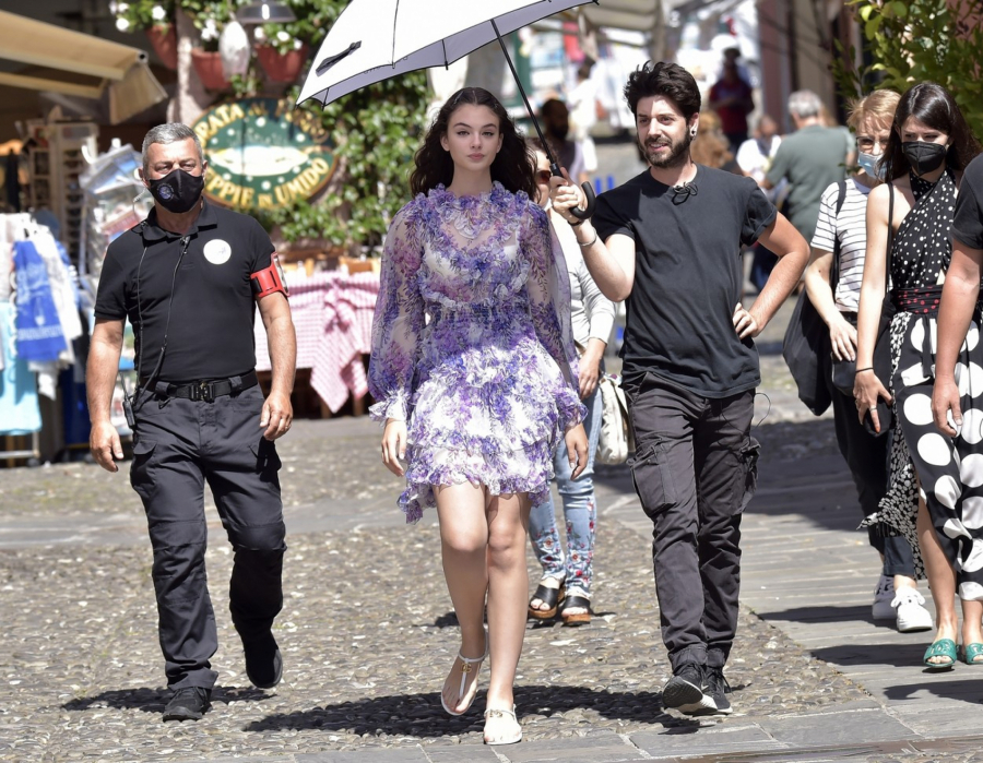 PRESLIKANE! Ćerka Monike Beluči oduzima dah svojom lepotom, a sličnost sa majkom je neverovatna (FOTO)