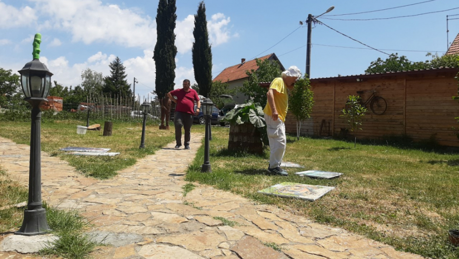 Pripreme za izložbu, direktor biblioteke Vukašin Ljuština i slikar Rajko Čabarkapa biraju slike