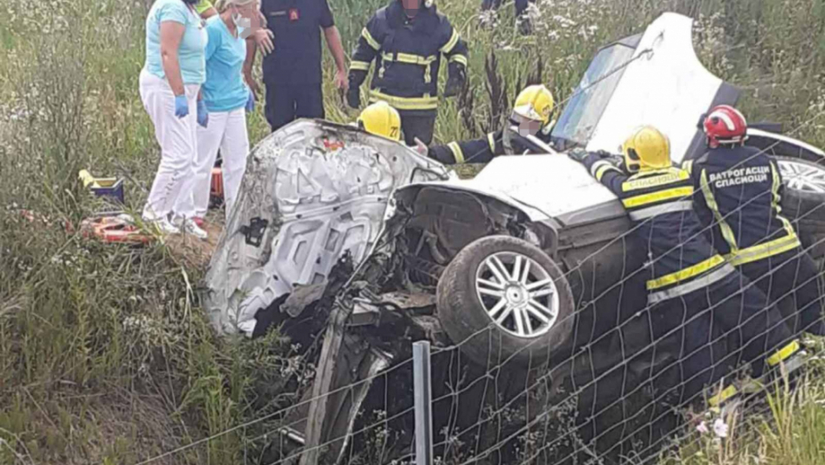 Prve slike sa mesta jezive nesreće na autoputu: Nastradao ugledni doktor iz Novog Pazara, troje dece i žena hospitalizovani u valjevskoj bolnici (FOTO)