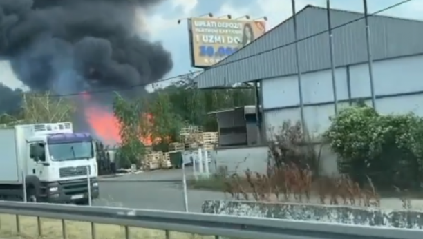 VEĆI POŽAR NA NOVOM BEOGRADU: Širi se gusti crni dim, vatra bukti na sve strane (FOTO)