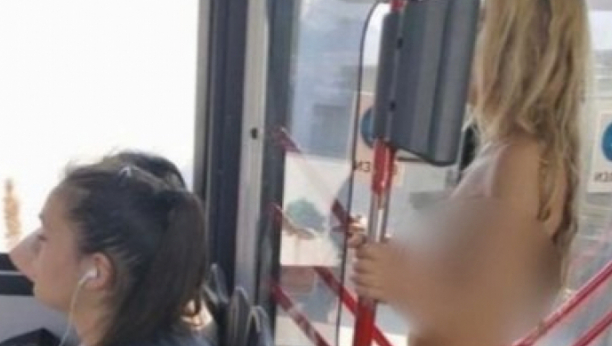 KAO OD MAJKE ROĐENA: Plavuša skroz gola ušla u autobus na Banjici, pa se uhvatila za šipku - putnici ostali u šoku! (FOTO)