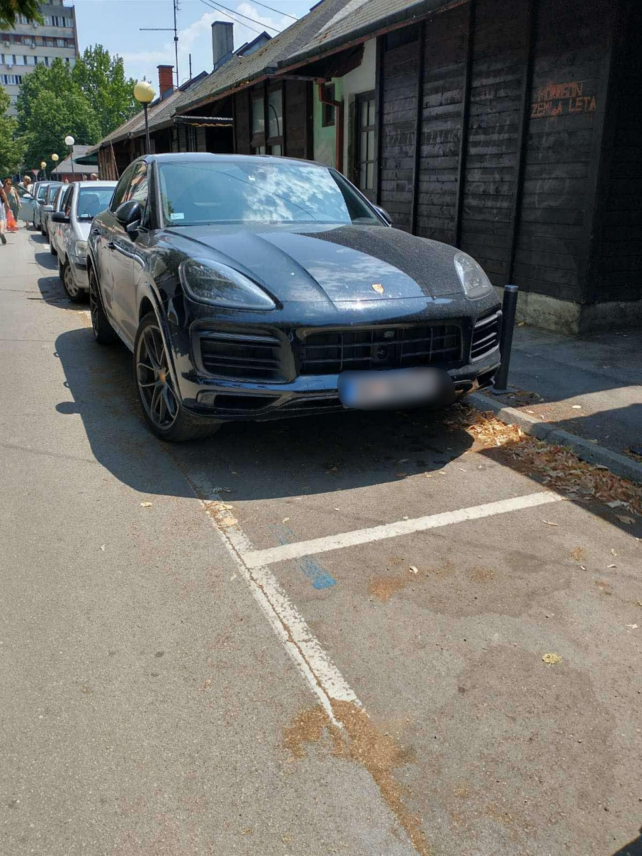 MARINIKA BESNI U PORŠEU Na skup u Valjevu došla luksuznim automobilom od 155.000 evra, gazda dobro plaća (FOTO)