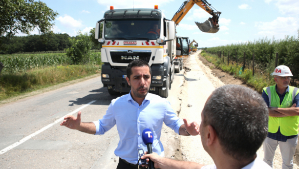 ALO OTKRIVA Pratili smo ministra Tomu Momirovića, a onda ušli u njegov kabinet u Vladi Srbije! Pogledajte šta smo tamo zatekli (FOTO)