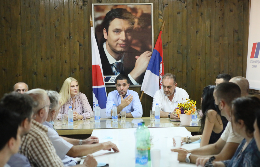 ALO OTKRIVA Pratili smo ministra Tomu Momirovića, a onda ušli u njegov kabinet u Vladi Srbije! Pogledajte šta smo tamo zatekli (FOTO)