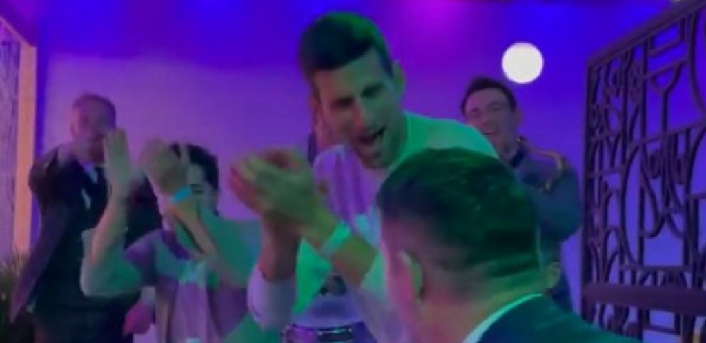 NOVAK TITULU SLAVIO SA FUDBALSKIM LEGENDAMA! Pojavio se snimak iz VIP lože, BILO JE BAŠ VESELO! (VIDEO)