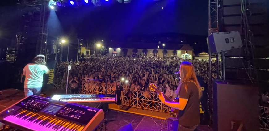 NEVIĐENI SPEKTAKL U BORU! Aca Lukas pomerio granice posećenosti, hitovima atmosferu doveo do usijanja (VIDEO)