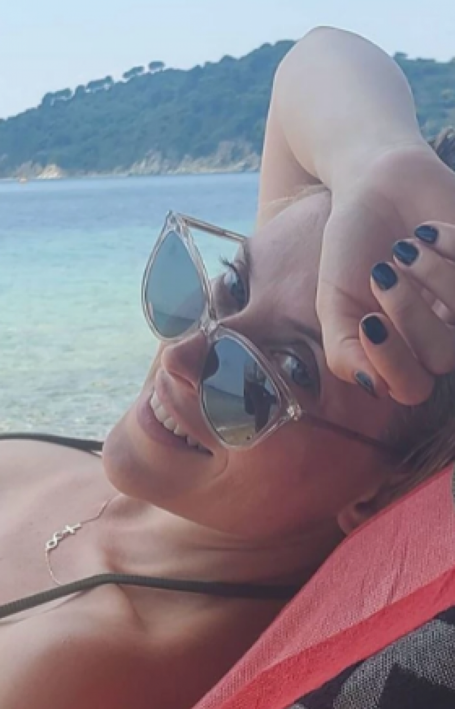 ANĐELKA POKAZALA DUGE NOGE I MINI BIKINI Glumica se skinula i skroz opustila na plaži, izgleda kao nikad do sad (FOTO)