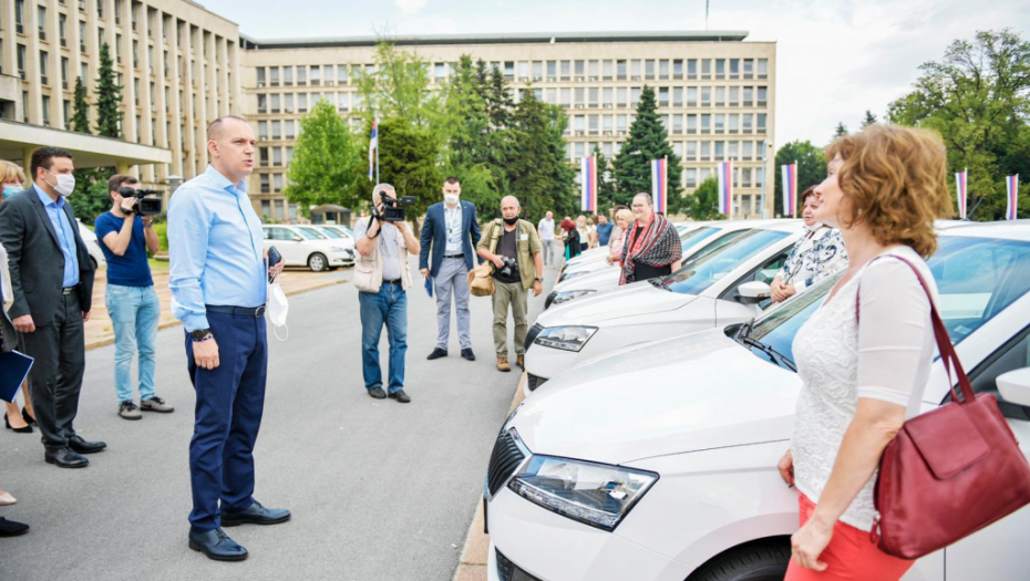 Ministar Lončar uručio Inspekciji i Zavodima za javno zdravlje 46 novih vozila