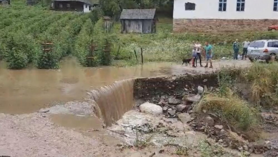 U IVANJICI OD SVETA ODSEČENO OKO 100 KUĆA Nevreme napravilo haos, u selu Vučak bujični potoci potpuno uništili puteve