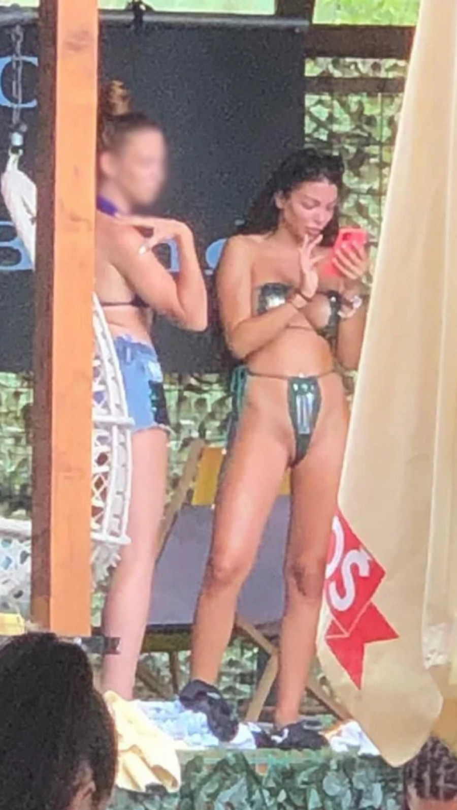 MAJO, ŠTA TI JE TO ISPALO?! Marinkovićka na plaži sa novim dečkom, a kad joj se kupaći pomerio sve joj izvirelo! (PAPARACO FOTOGRAFIJE)