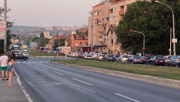 STRAVIČAN SUDAR NA KARABURMI Od siline udarca automobil završio na krovu, saobraćaj blokiran! (FOTO/VIDEO)